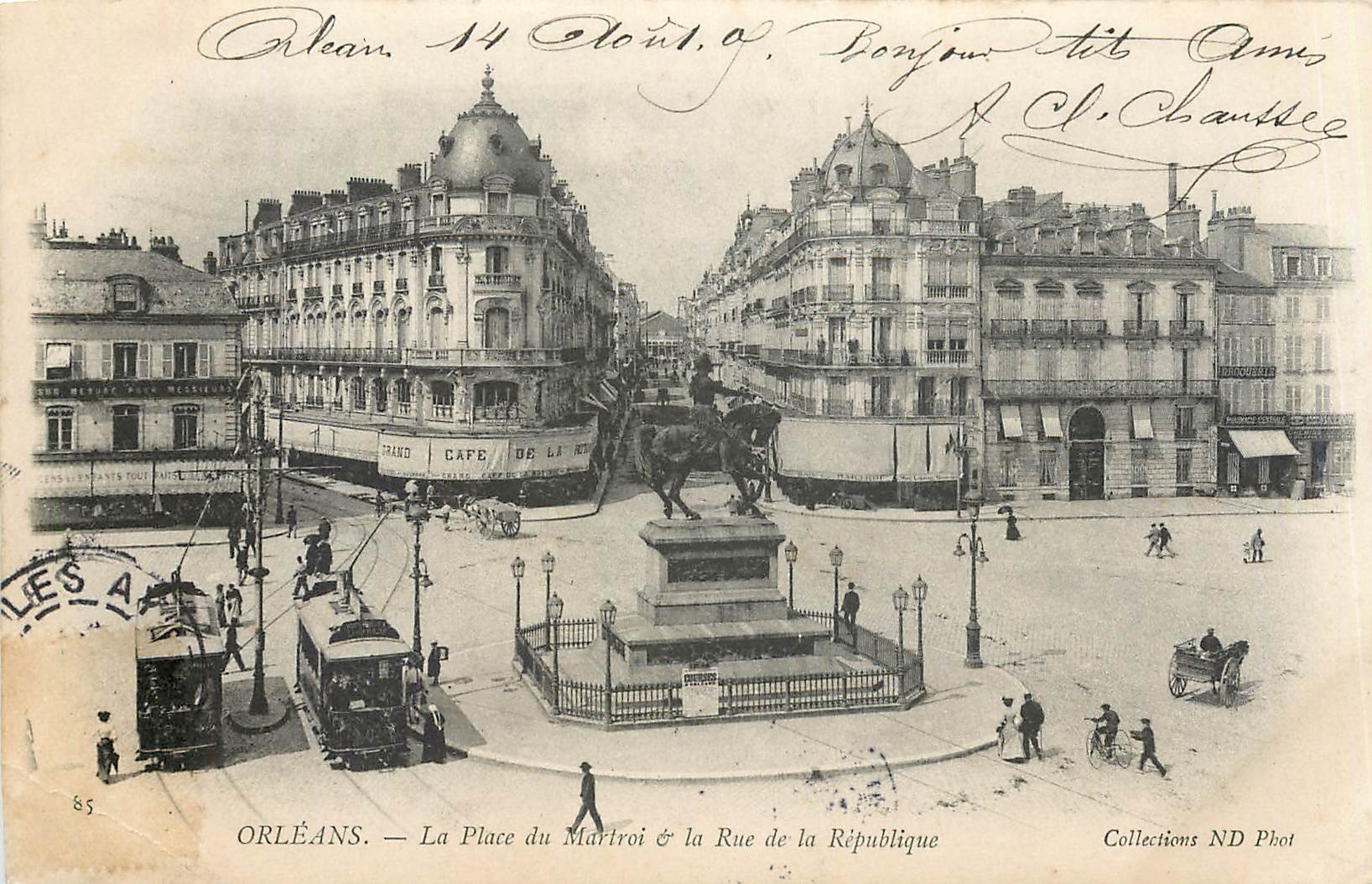 CPA Orleans la place du Martroi et la rue de la republique Tramway