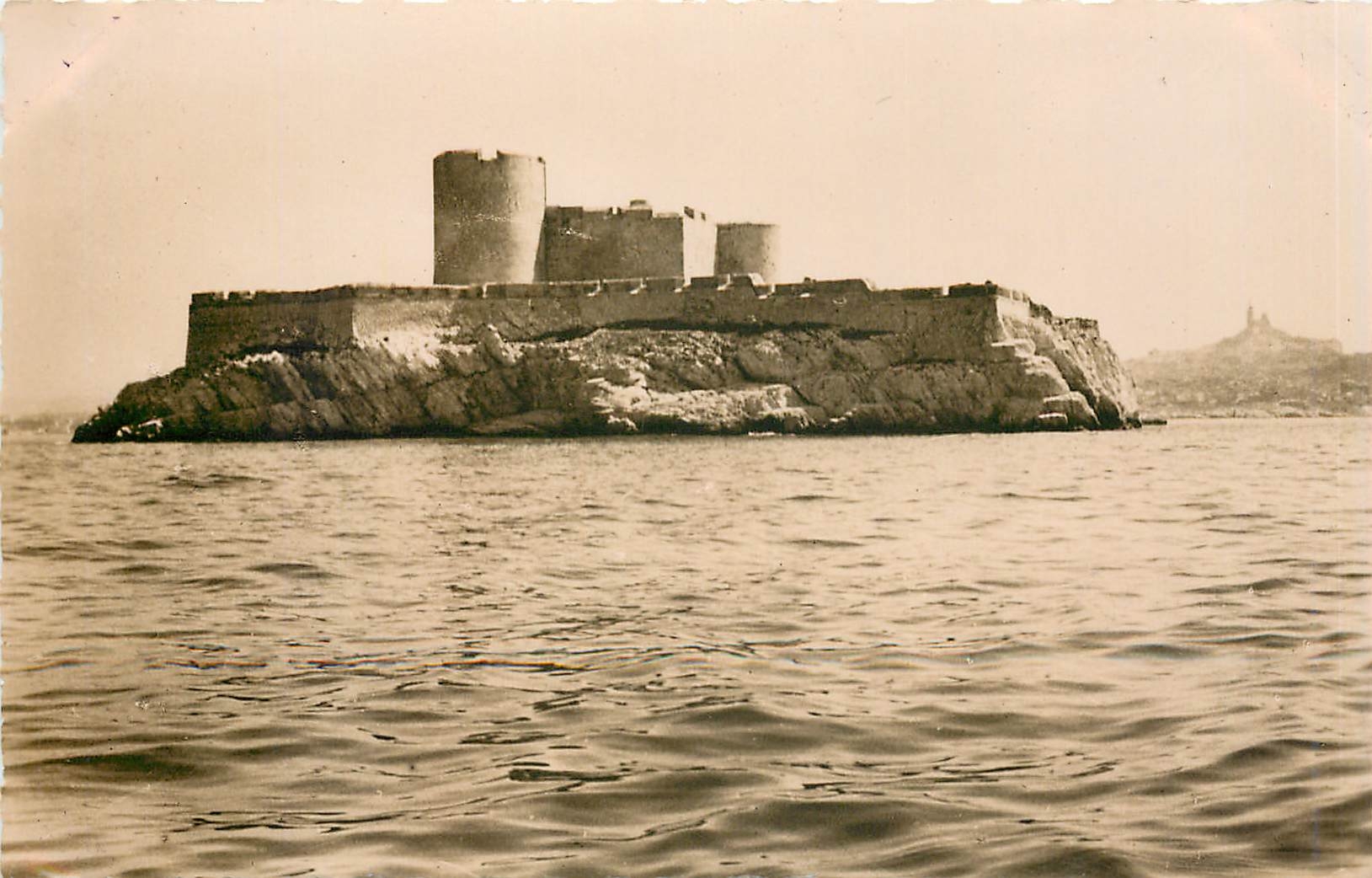 CPM Marseille B du Rhone le chateau d'If et Notre Dame de la Garde 