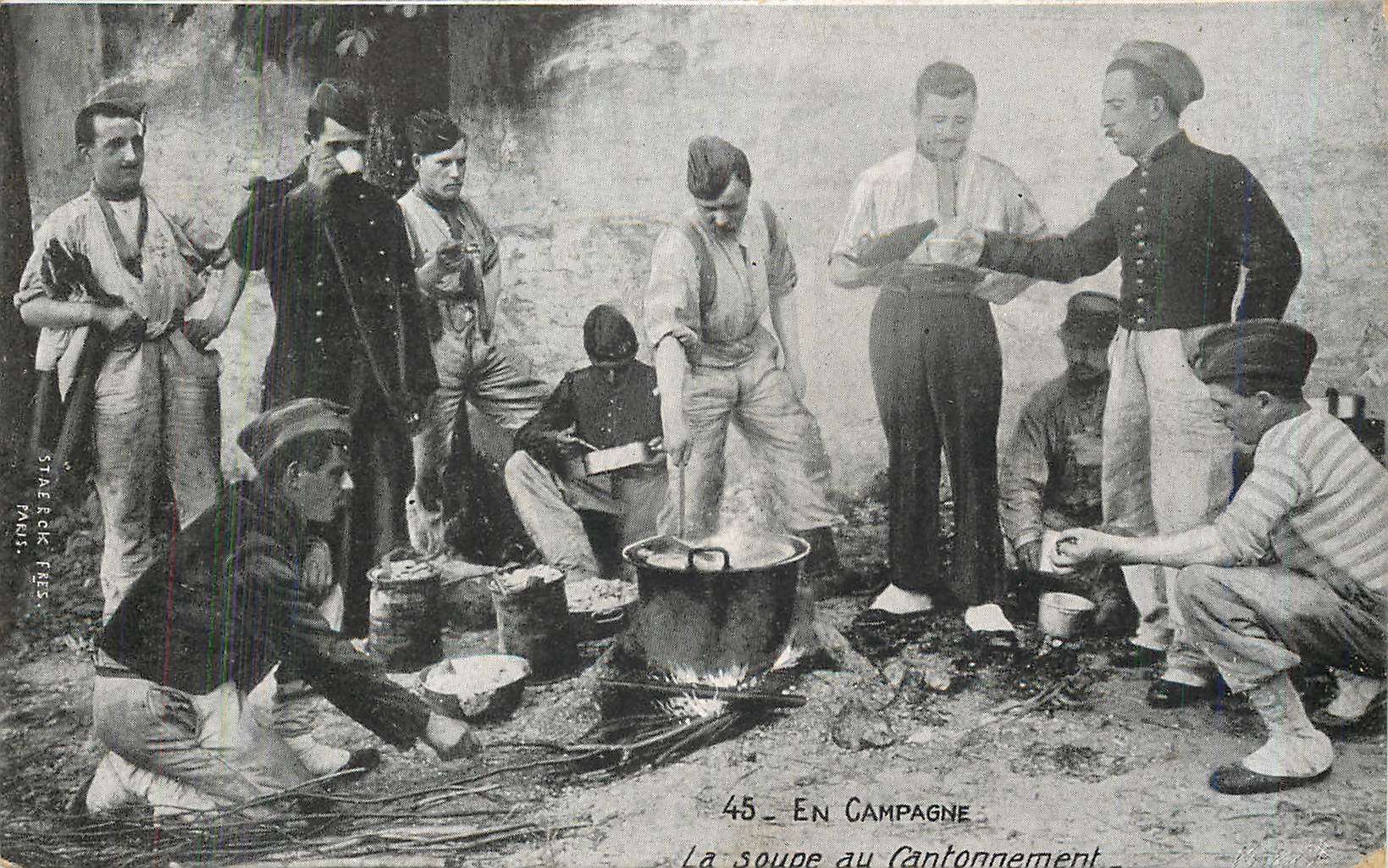 CPA En Campagne la soupe au Cantonnement Militaria