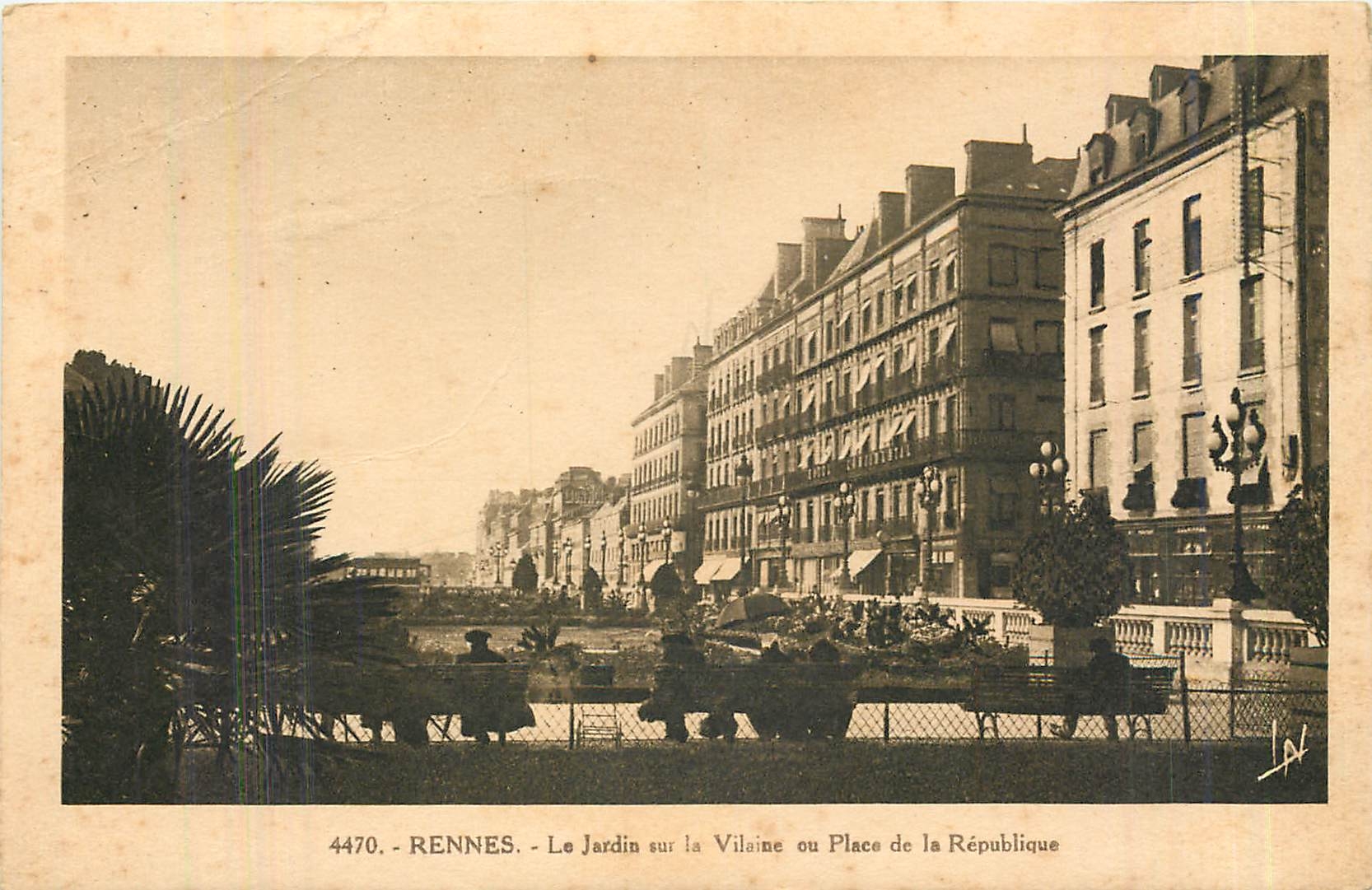CPA Rennes le Jardin sur la Vilaine ou place de la Republique 