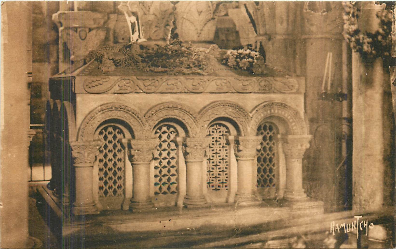 CPA Saintes Tombeau authentique de Saint Eutrope retrouve en1843 but de pelerinage