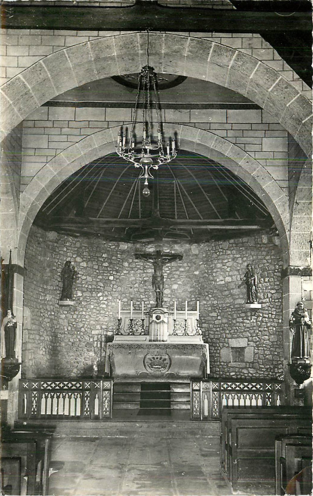 CPM Chauvigne Ille et Vilaine le choeur de l'eglise du XI XVI et XVIII s