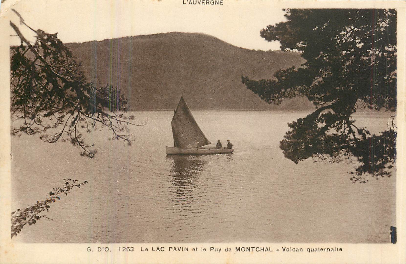 CPA L'Auvergne le Lac Pavin et le Puy de Montchal Volcan Quaternaire 