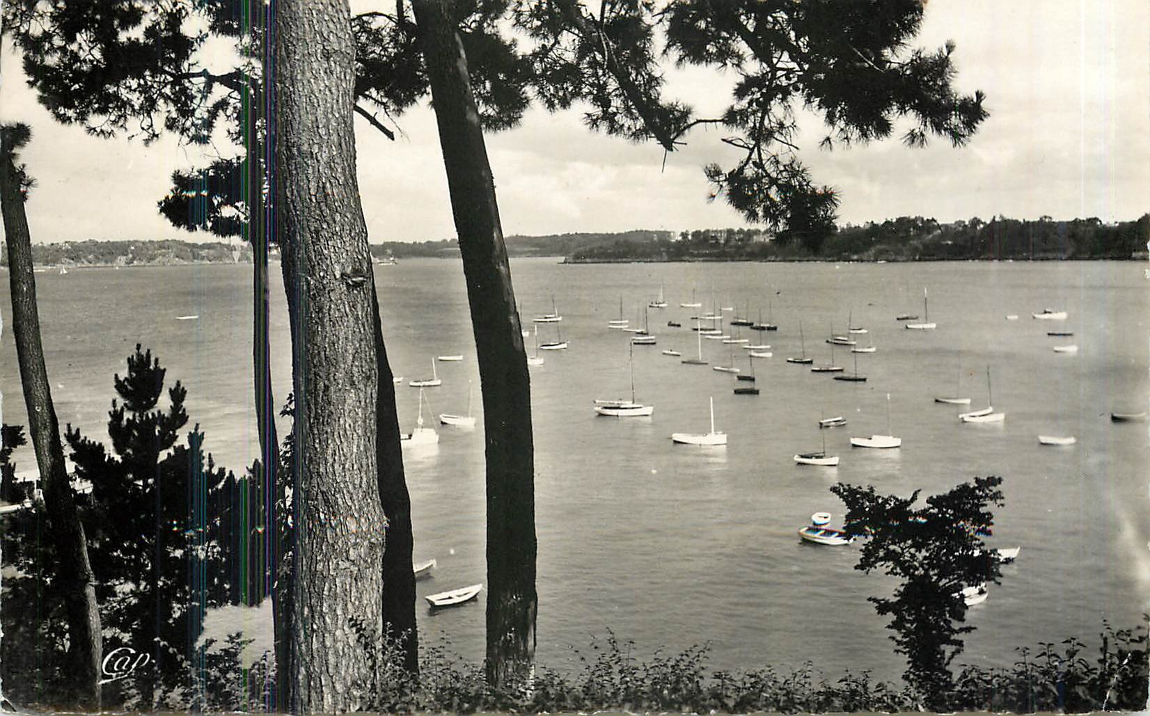 CPM Dinard Vue du Bassin des Yachts prise de la Promenade du Clair de Lune 