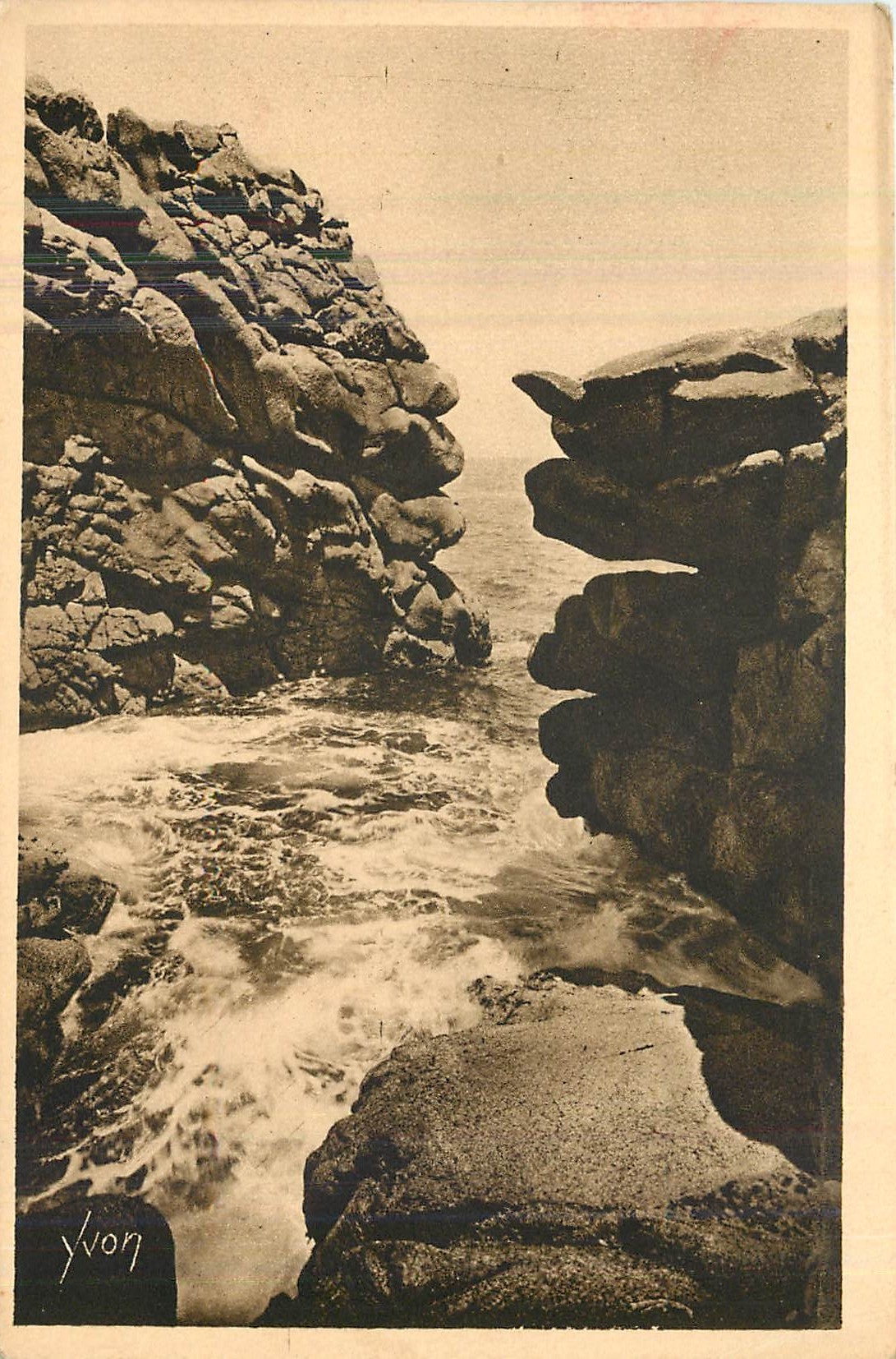 CPA Cote de Granit Tregastel Cotes du Nord Le Gouffre