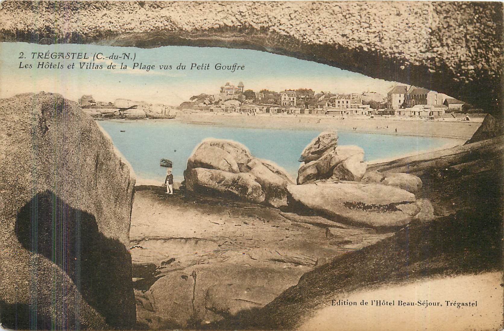 CPA Tregastel C du N Les Hotels et Villas de la Plage vus du Petit Gouffre