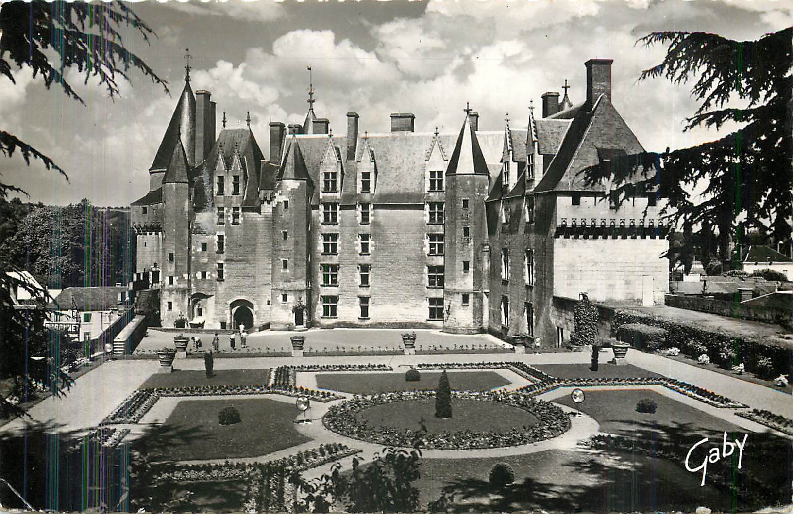CPM Chateaux de la Loire Langeais I et L Le Chateau facade interieure et les Jardins