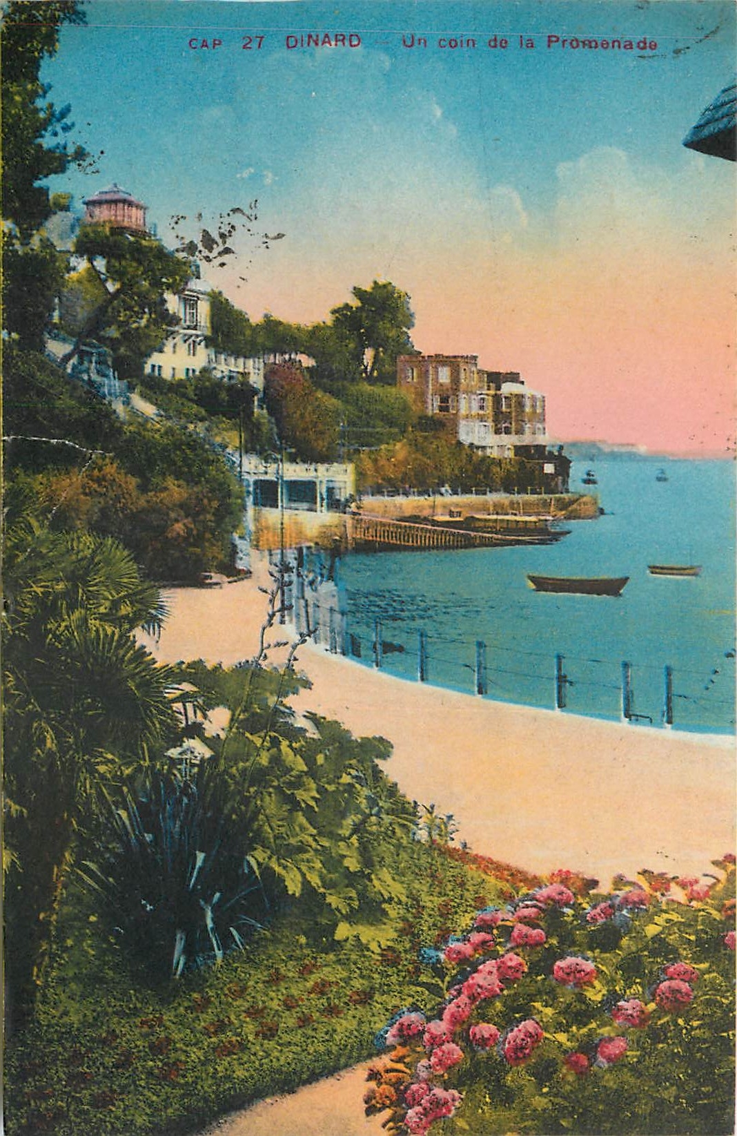 CPA Dinard Un coin de la Promenade 