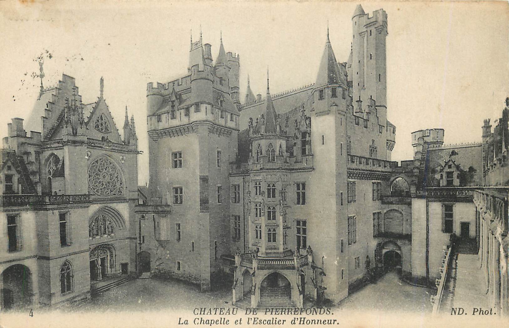 CPA Chateau de Pierrefonds La Chapelle et l'Escalier d'Honneur