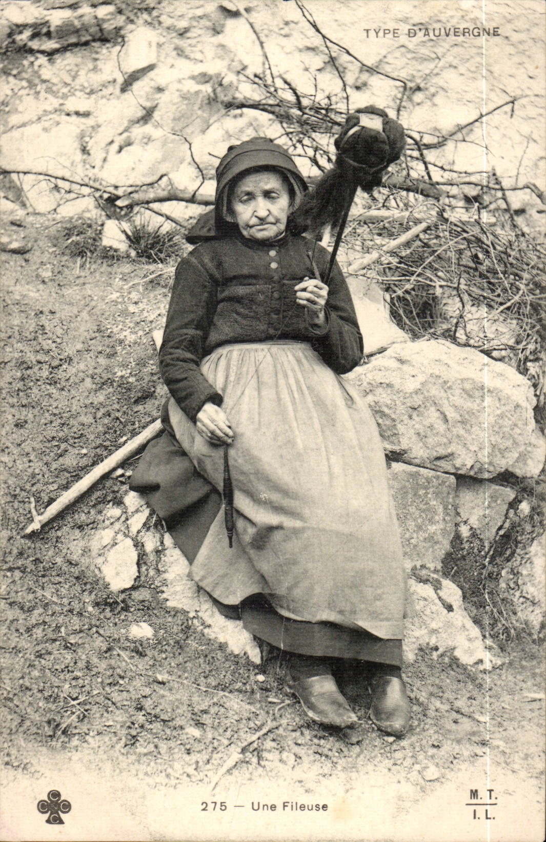 CPA Standard Folklore Costume of Auvergne a ropemaking machine TOP