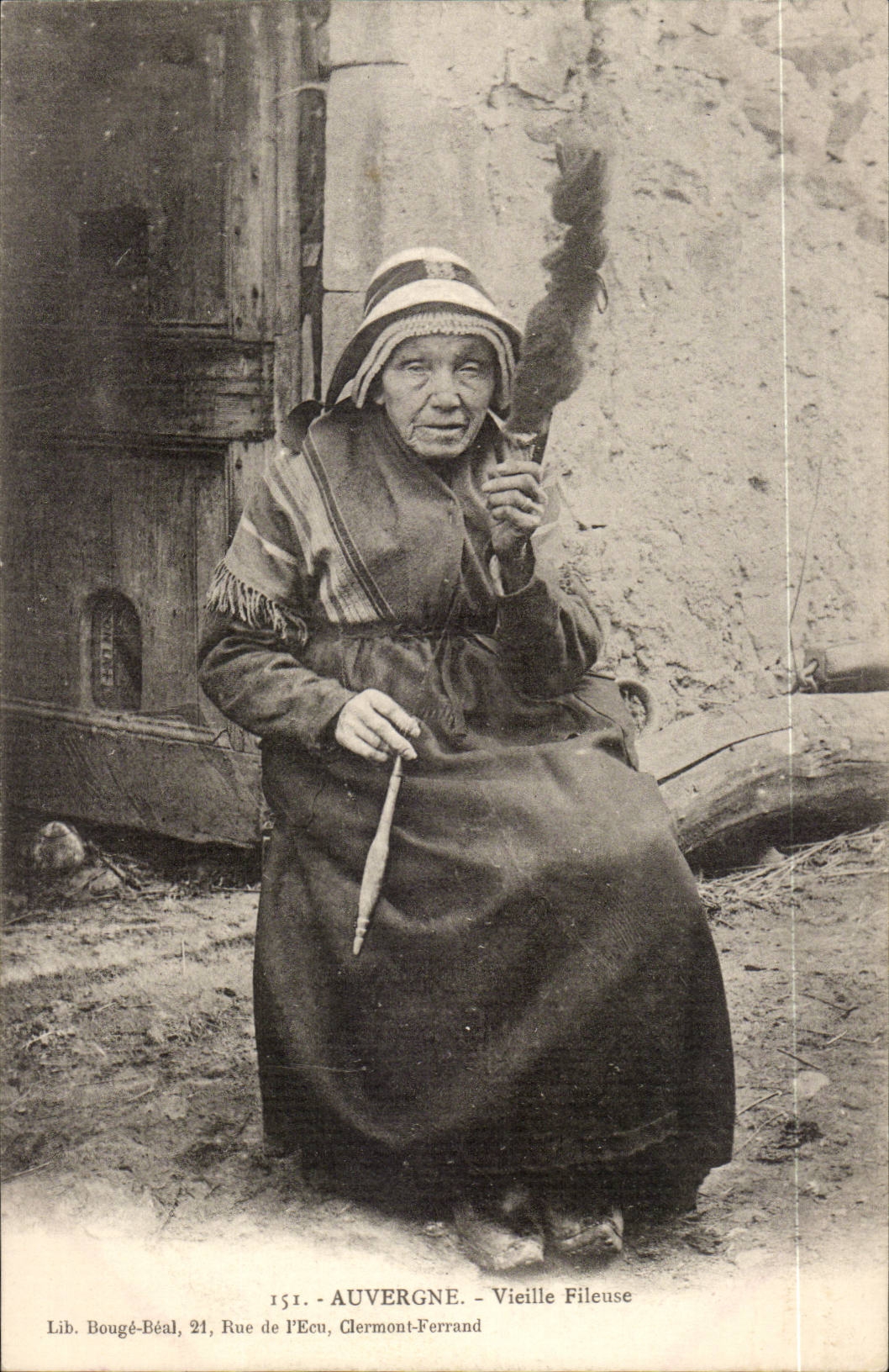 CPA Folklore Auvergne Costume Old ropemaking machine TOP