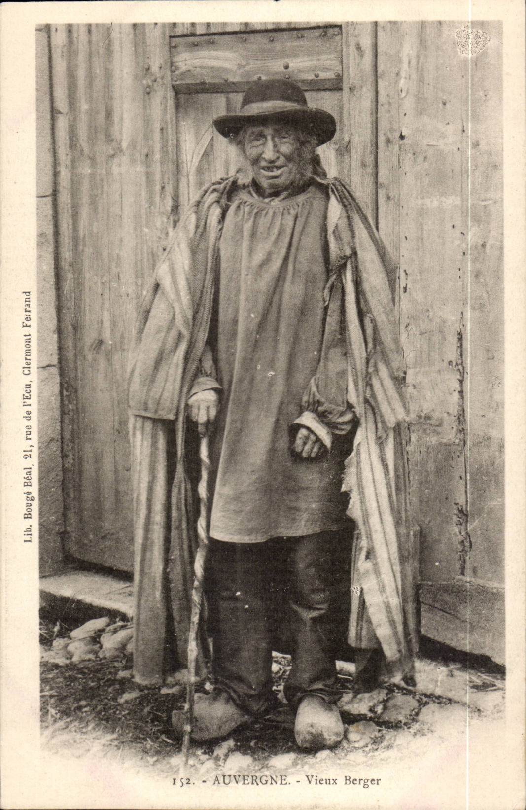 CPA Folklore Auvergne Costume Old shepherd TOP