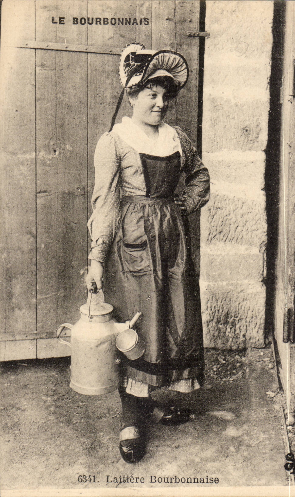 CPA Folklore Costume Bourbonnais Laitiere bourbonnaise TOP