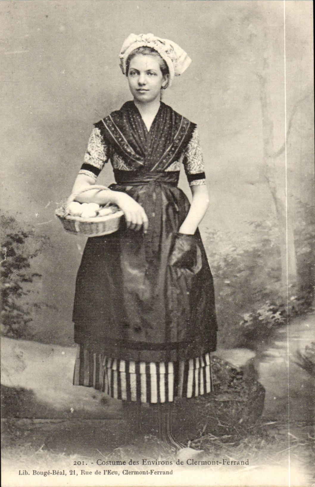 CPA Costume Folklore Costume of the surroundings of Clermont Ferrand