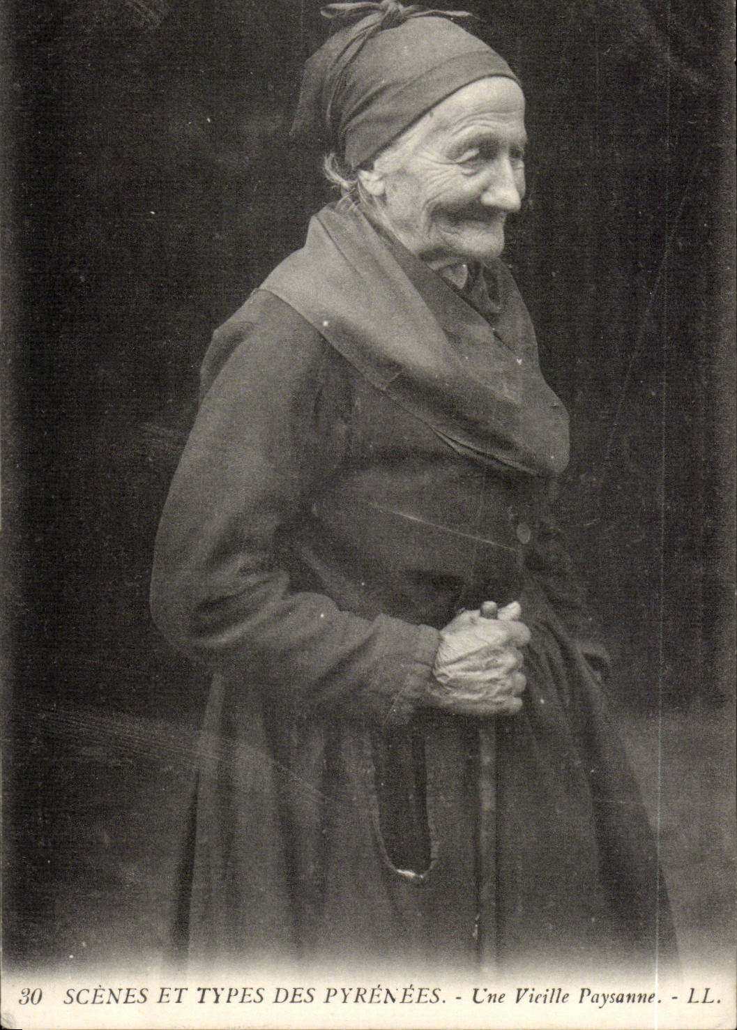 CPA Costume Folklore Scenes and Standards of the Pyrenees a peasant old woman TOP