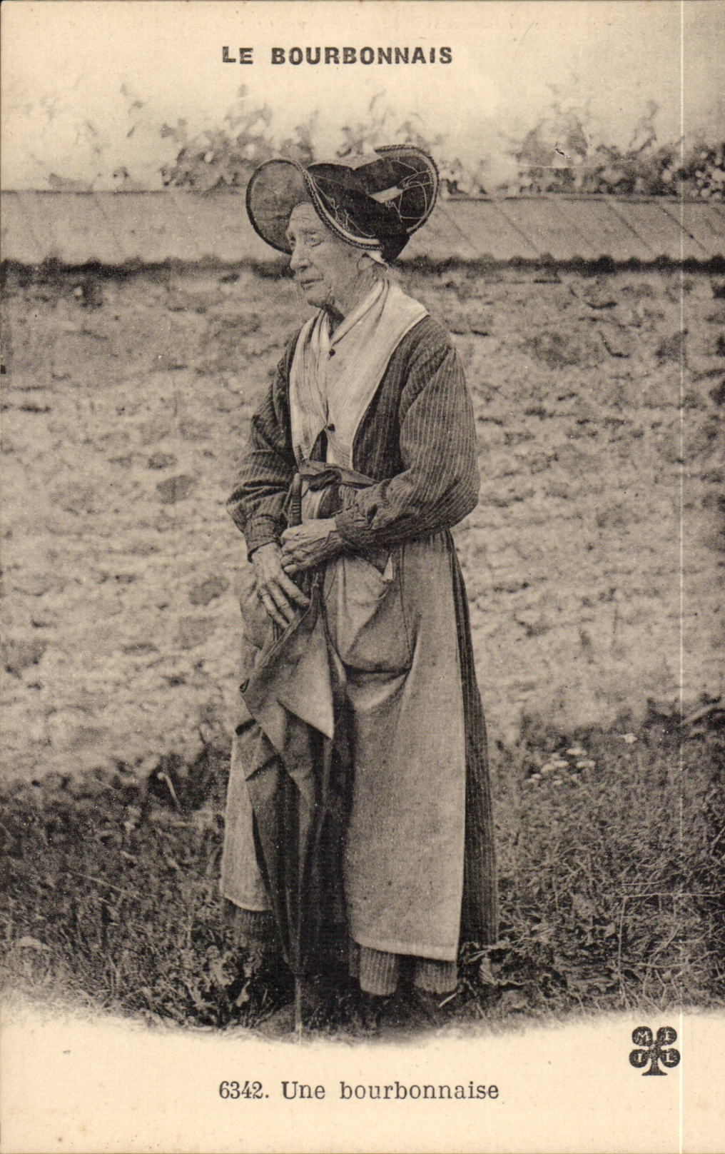 CPA Costume Folklore Bourbonnais a bourbonnaise TOP