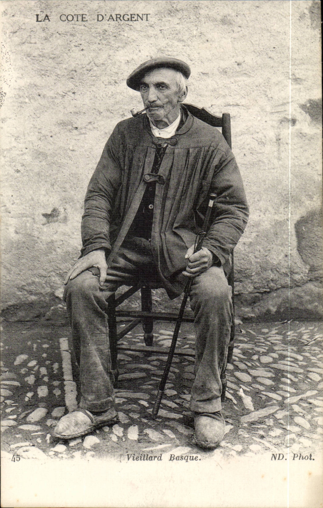 CPA Costume Folklore dimension the Basque Viellard money