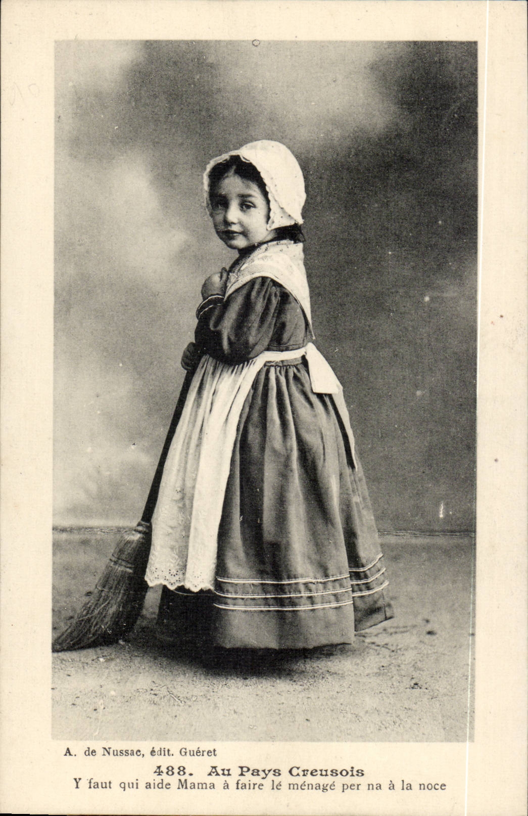 CPA Costume Folklore With the country Creusois Y is necessary which helps Mama has to do the housework per Na (child)