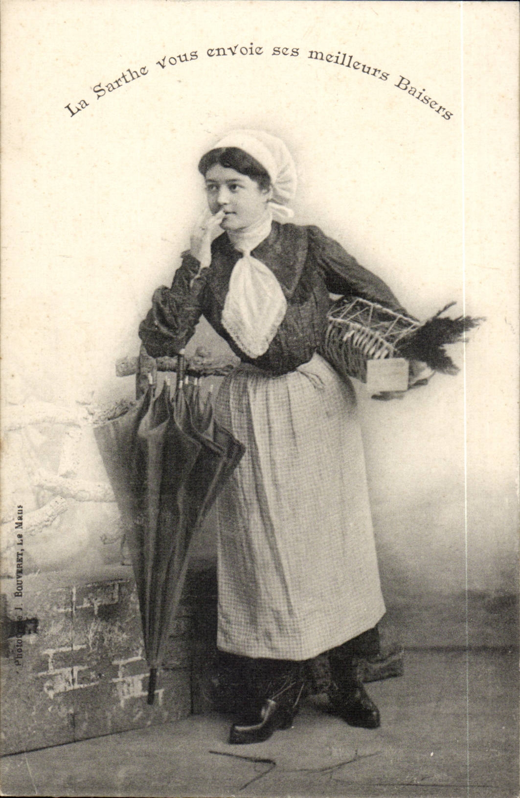 CPA Costume Folklore the Sarthe sends its best kisses to you