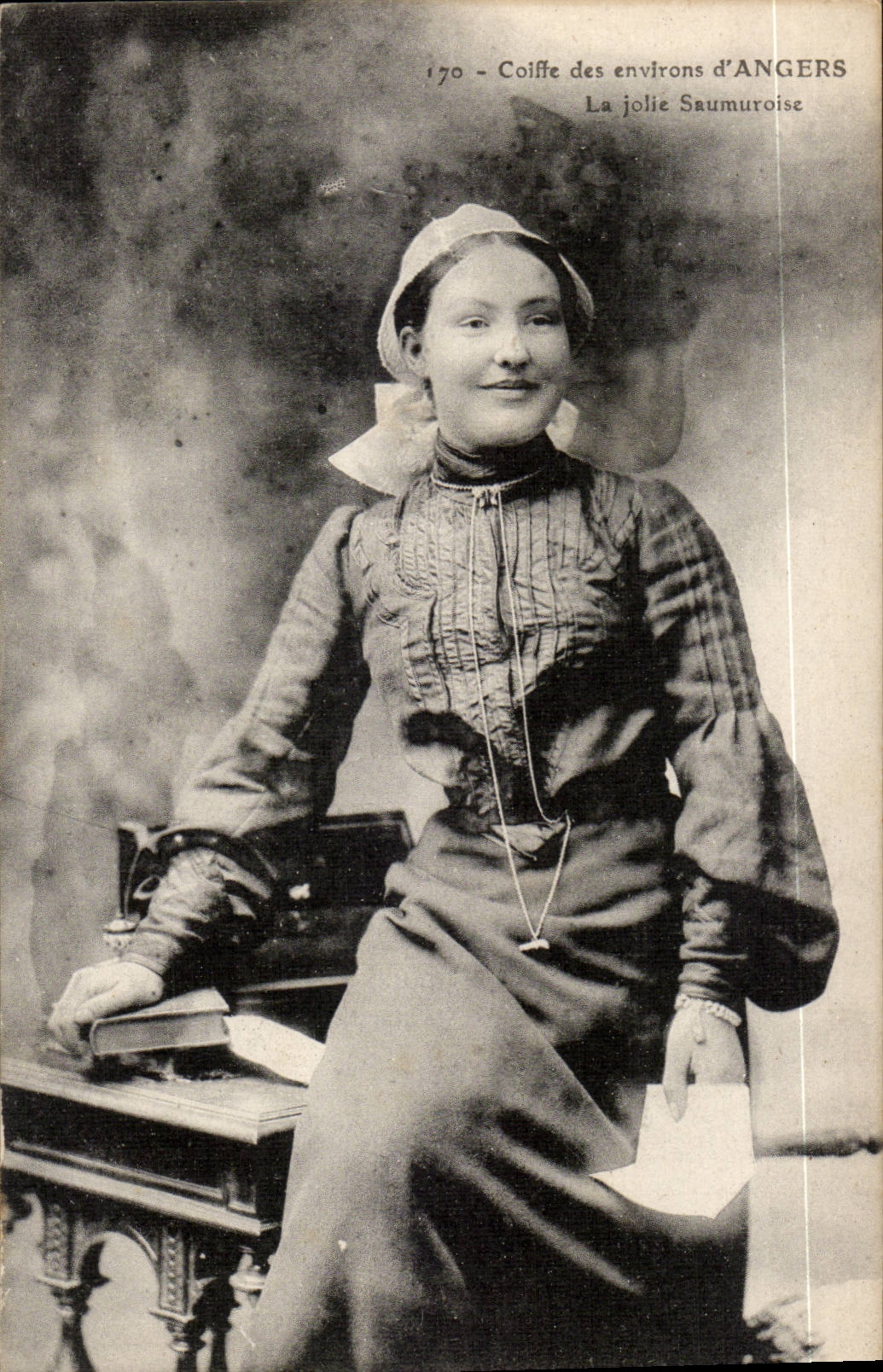 CPA Costume Folklore Caps surroundings of Angers pretty Saumuroise (Saumur Angers) TOP