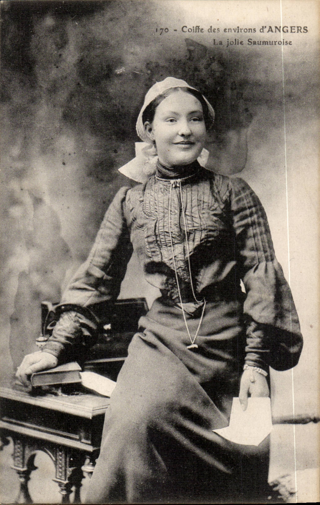 CPA Costume Folklore Caps surroundings of Angers pretty Saumuroise (Angers Saumur) TOP