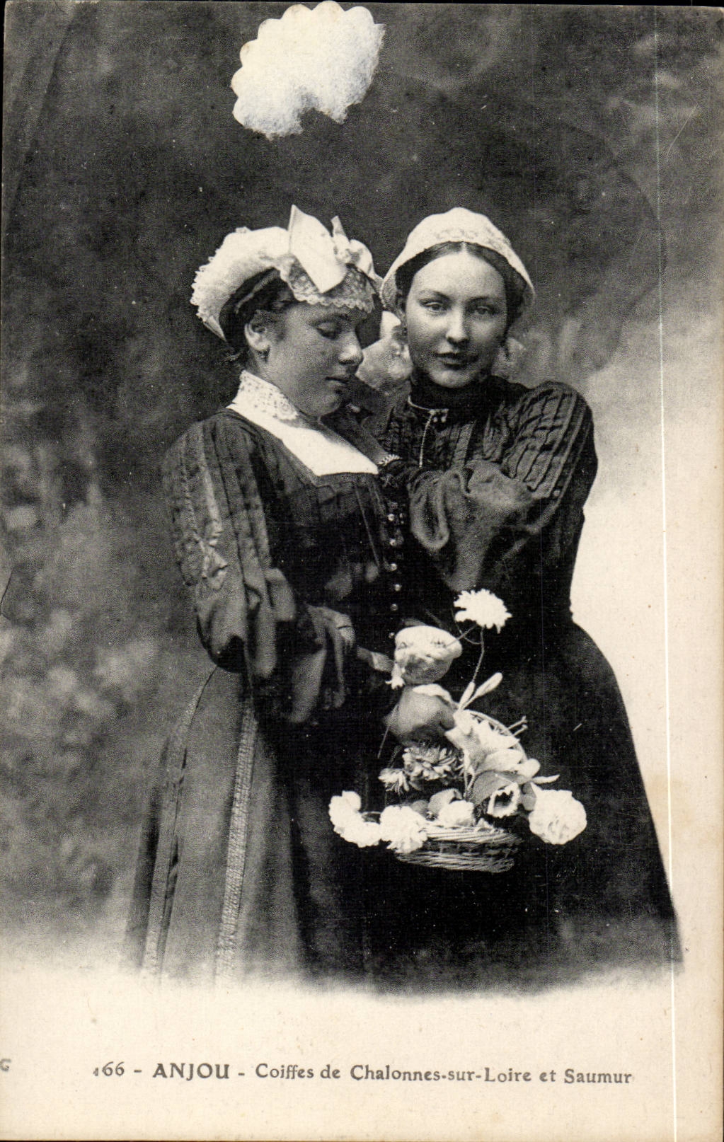 CPA Costume Anjou Folklore Caps with Cahlonnes on the Loire and Saumur TOP