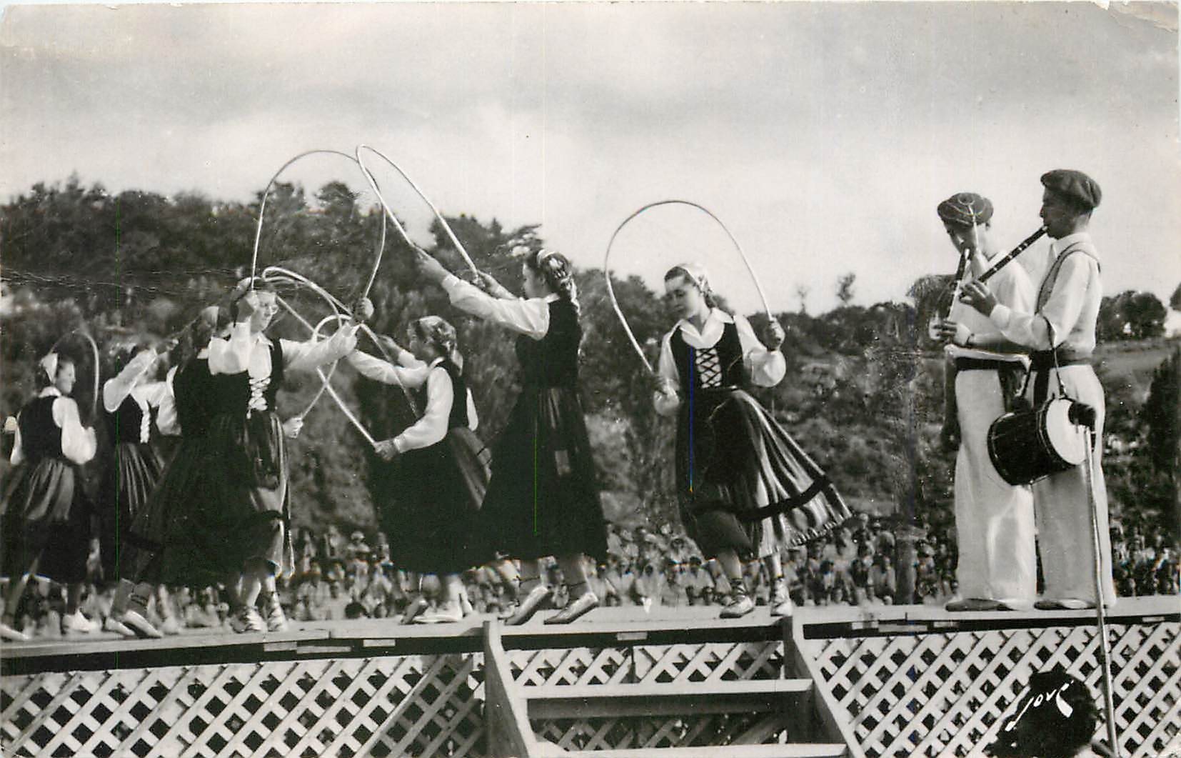 CPM Toute la France- En Pays Basque - La Danse des Arceaux