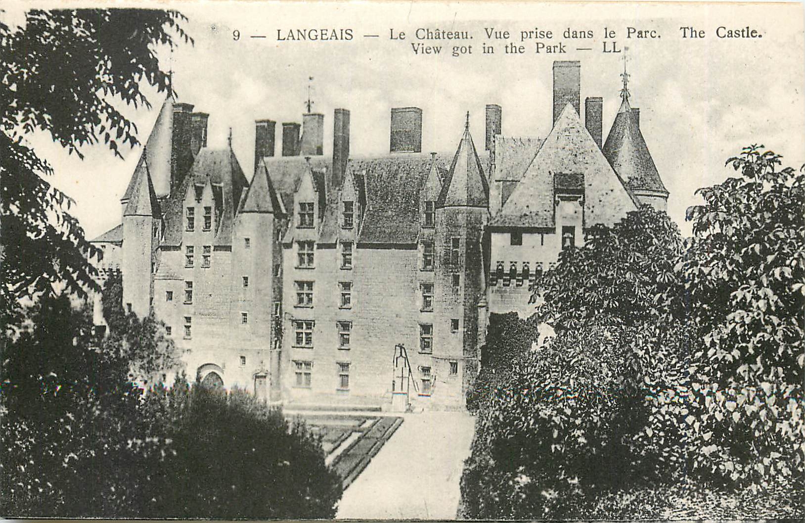 CPA Langeais - le Château vue prise dans le Parc