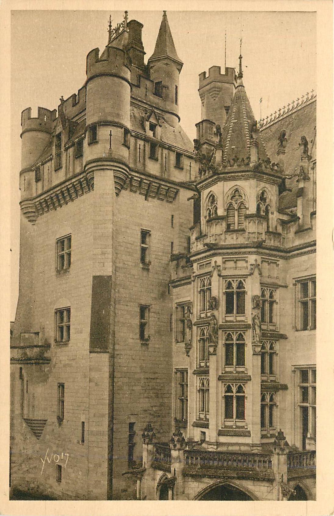 CPA Château de Pierrefonds le donjon et l'escalier d'honneur