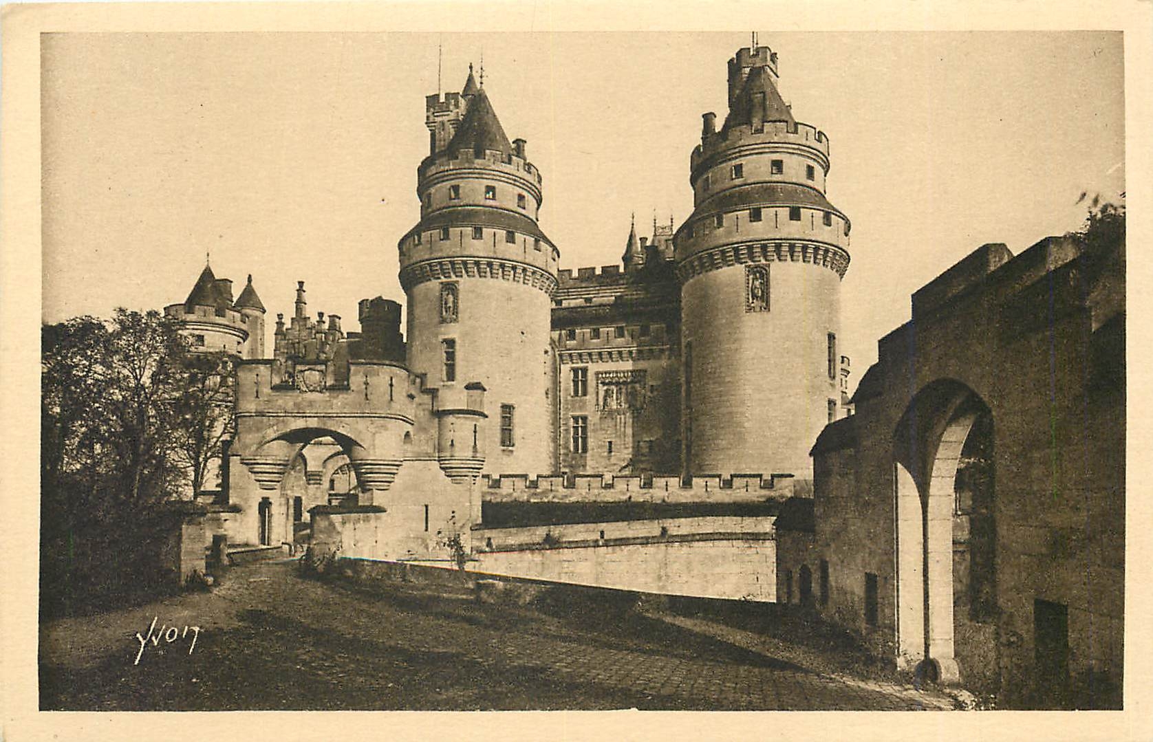CPA Château de Pierrefonds l'entree du château et tours Charlemagne