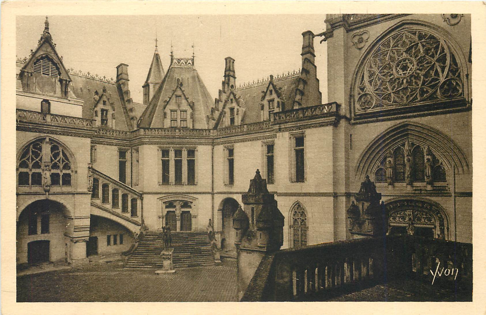 CPA Château de Pierrefonds Oiise la cour d'honneur