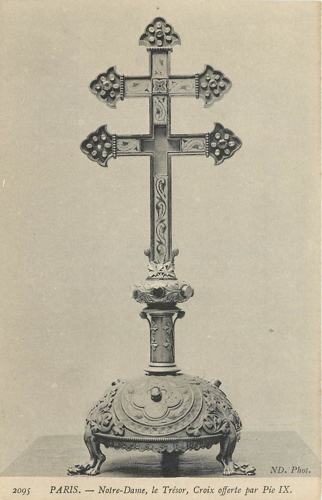 CPA Paris Notre-Dame le tresor croix offerte par Pie IX