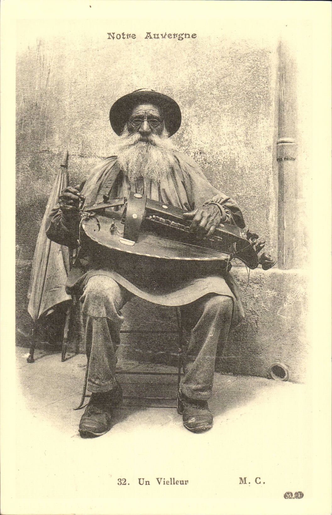 Unser Auvergne eine hurdy-gurdyist (Folklorekostum) WIEDERGABE