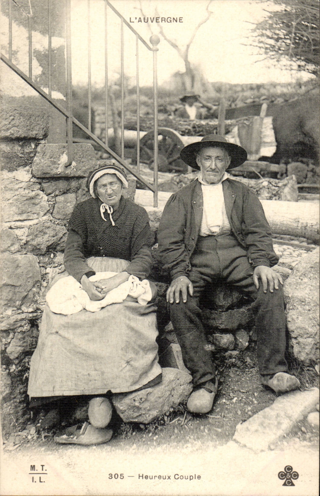 CPA Happy Auvergne couple (folklore costume)