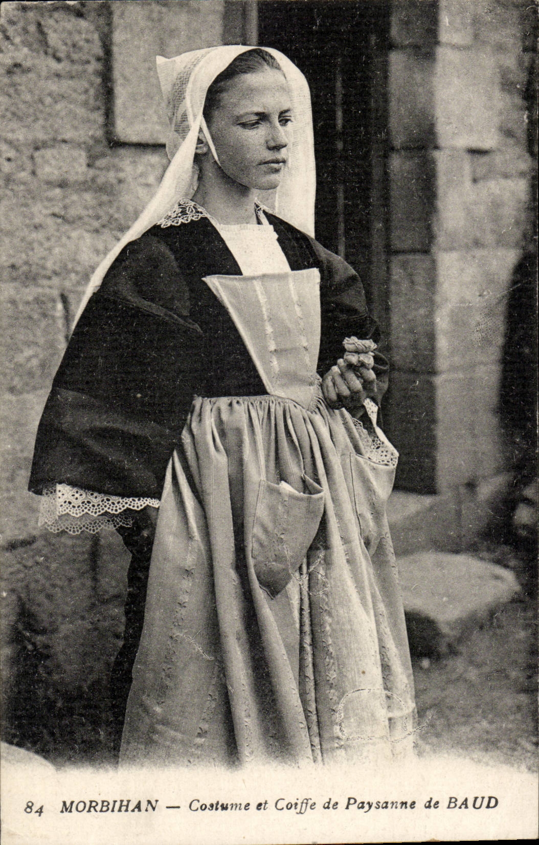 CPA Morbihan Kostum und Kappe des Landarbeiters von Baud (Folklorekostum-Scheinwerferleuchtturm)