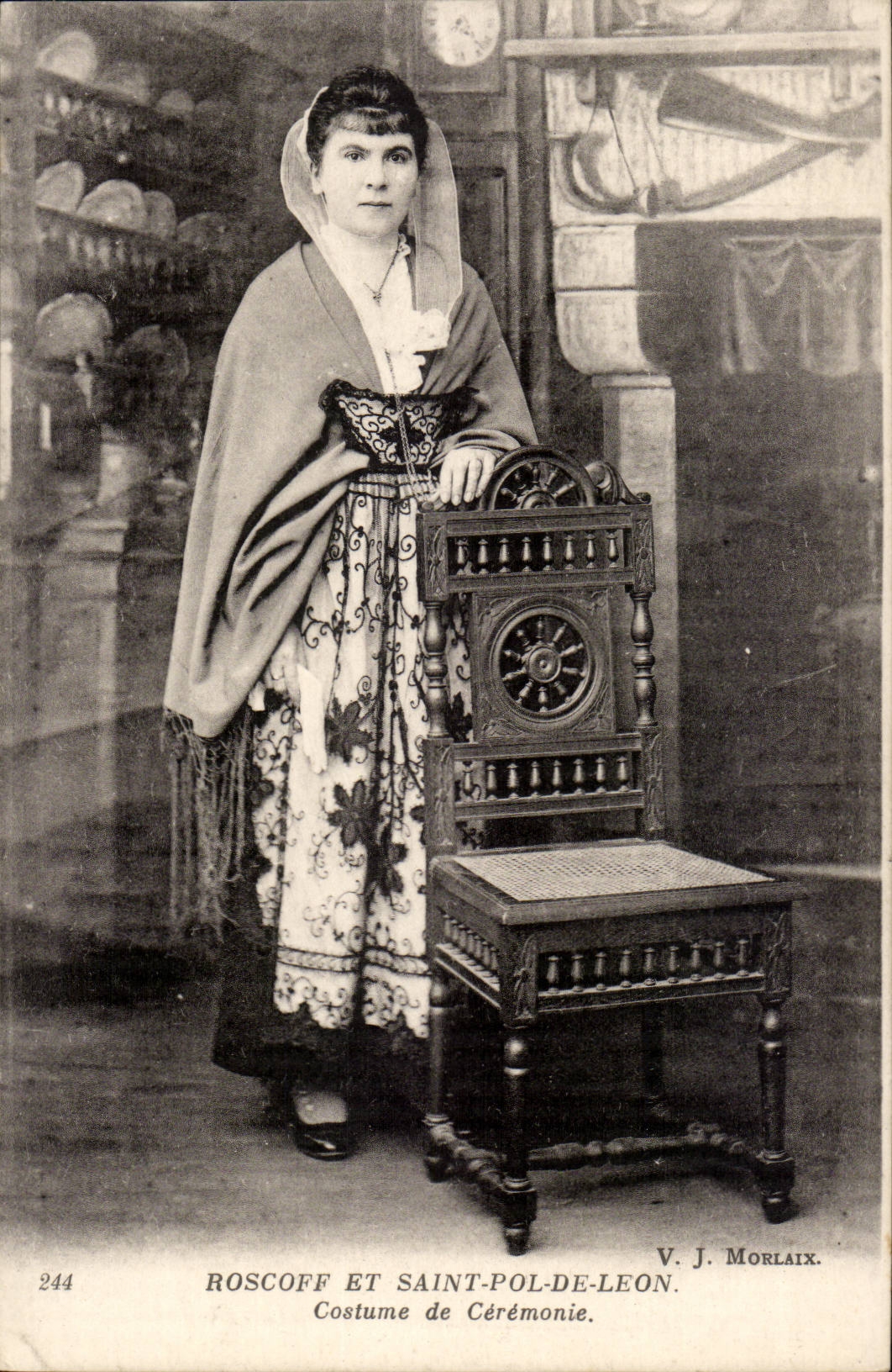 CPA Roscoff and Saint pol of Leon Formal dress Brittany (folklore costume headlight lighthouse)