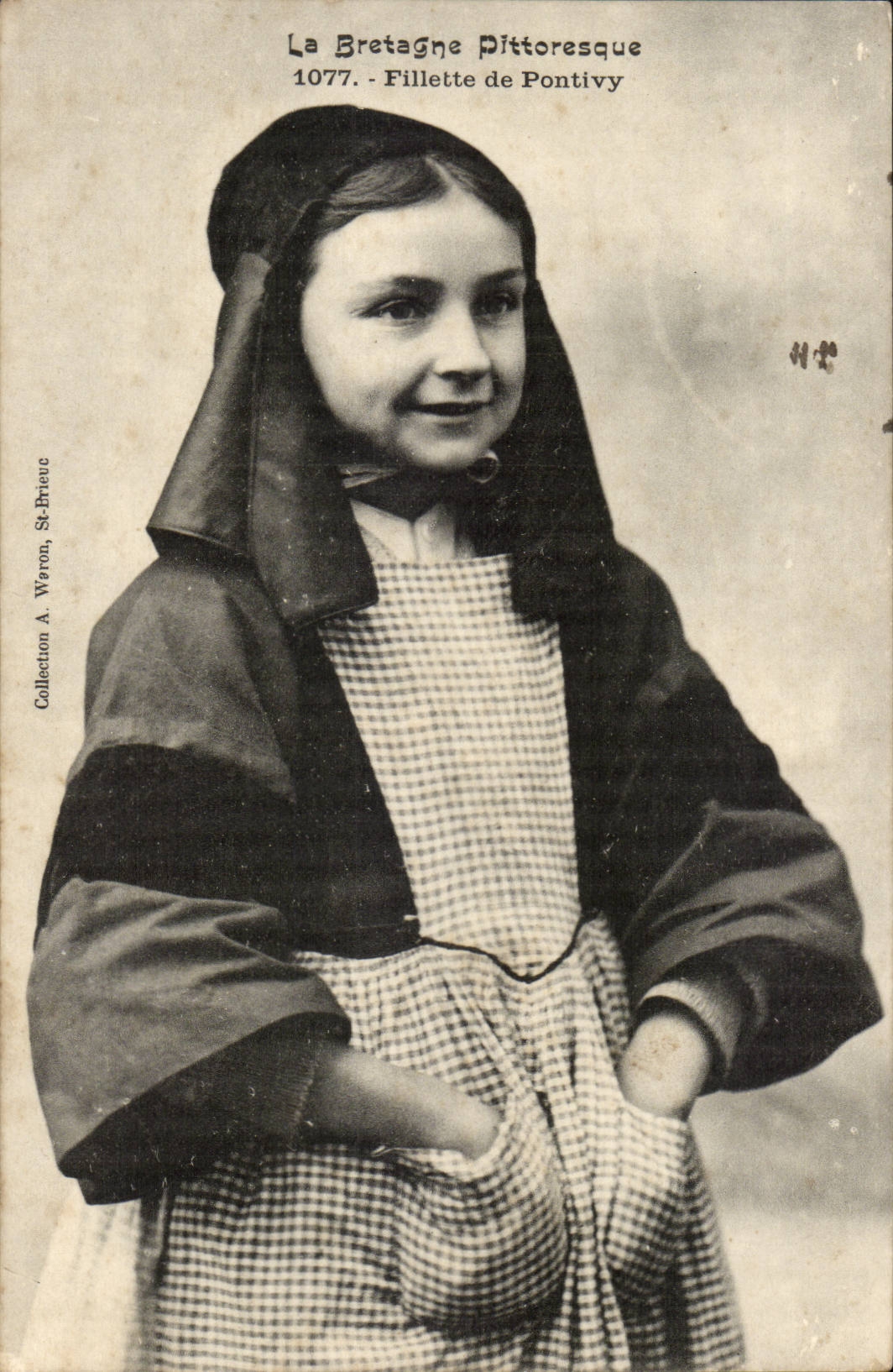 CPA Young girl of Pontivy Brittany (folklore costume headlight lighthouse)