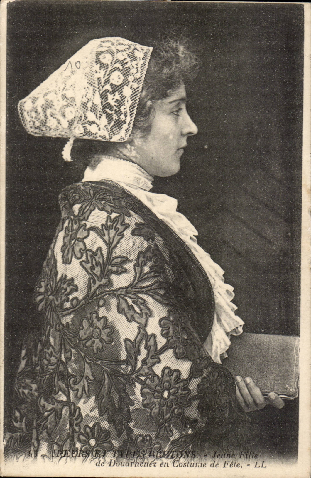 CPA Young girl of Douarnenez in costume of festival Brittany (folklore costume headlight lighthouse)