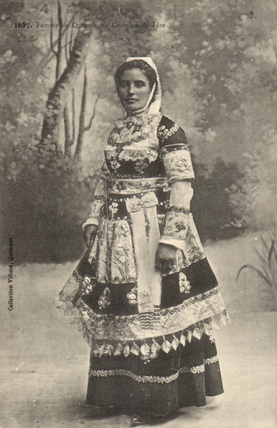 CPA Woman of Quimper in costume of festival Brittany (folklore costume headlight lighthouse)