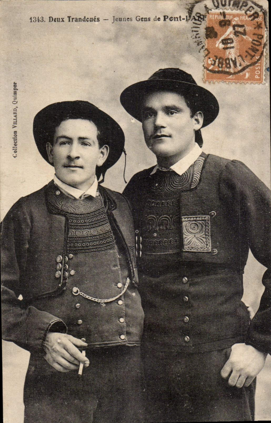 CPA zwei Trandoues junge Leute der Brucke der Abt (Folklorekostum-Scheinwerferleuchtturm)