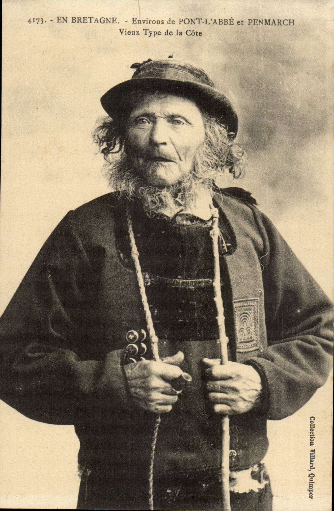 CPA Umlagerungen der Brucke der Abt und das alte Standardpenmarch des Masses Bretagne (Folklorekostum-Scheinwerferleuchtturm)