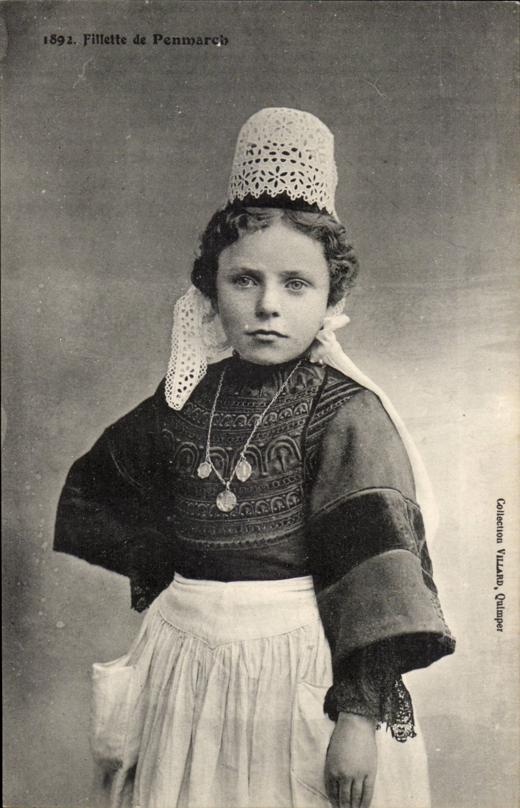 CPA Young girl of Penmar Brittany (folklore costume)