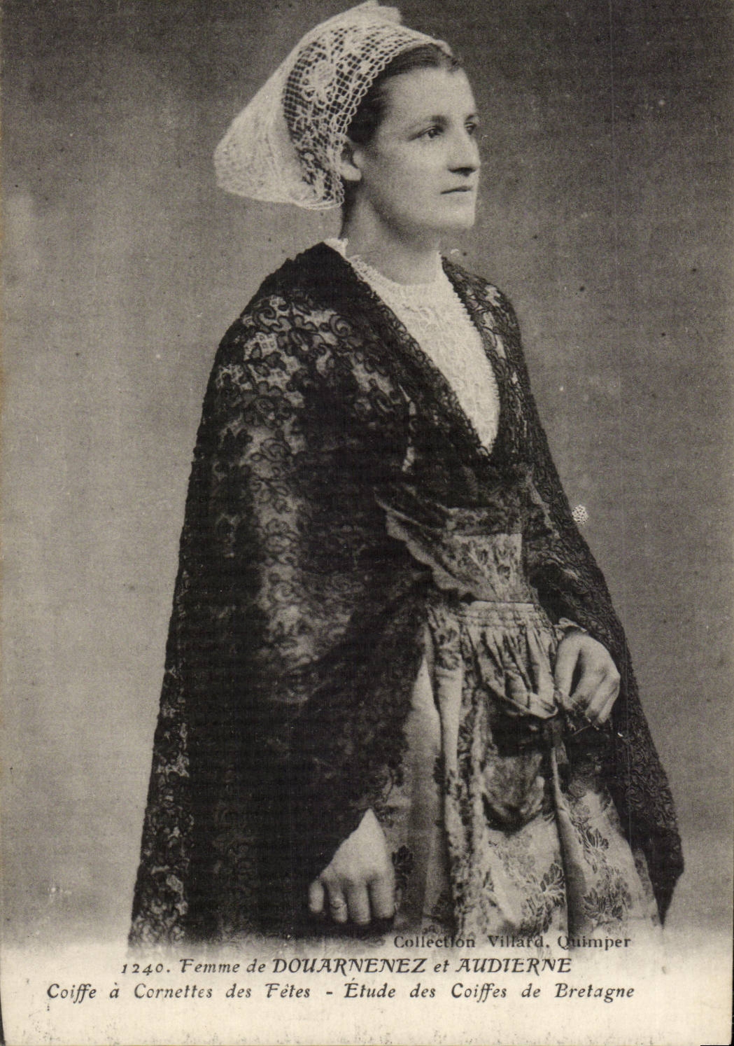 CPA Woman of Douarnenez and Audierne Coiffe has cornets of the Festivals Caps Brittany (folklore costume)