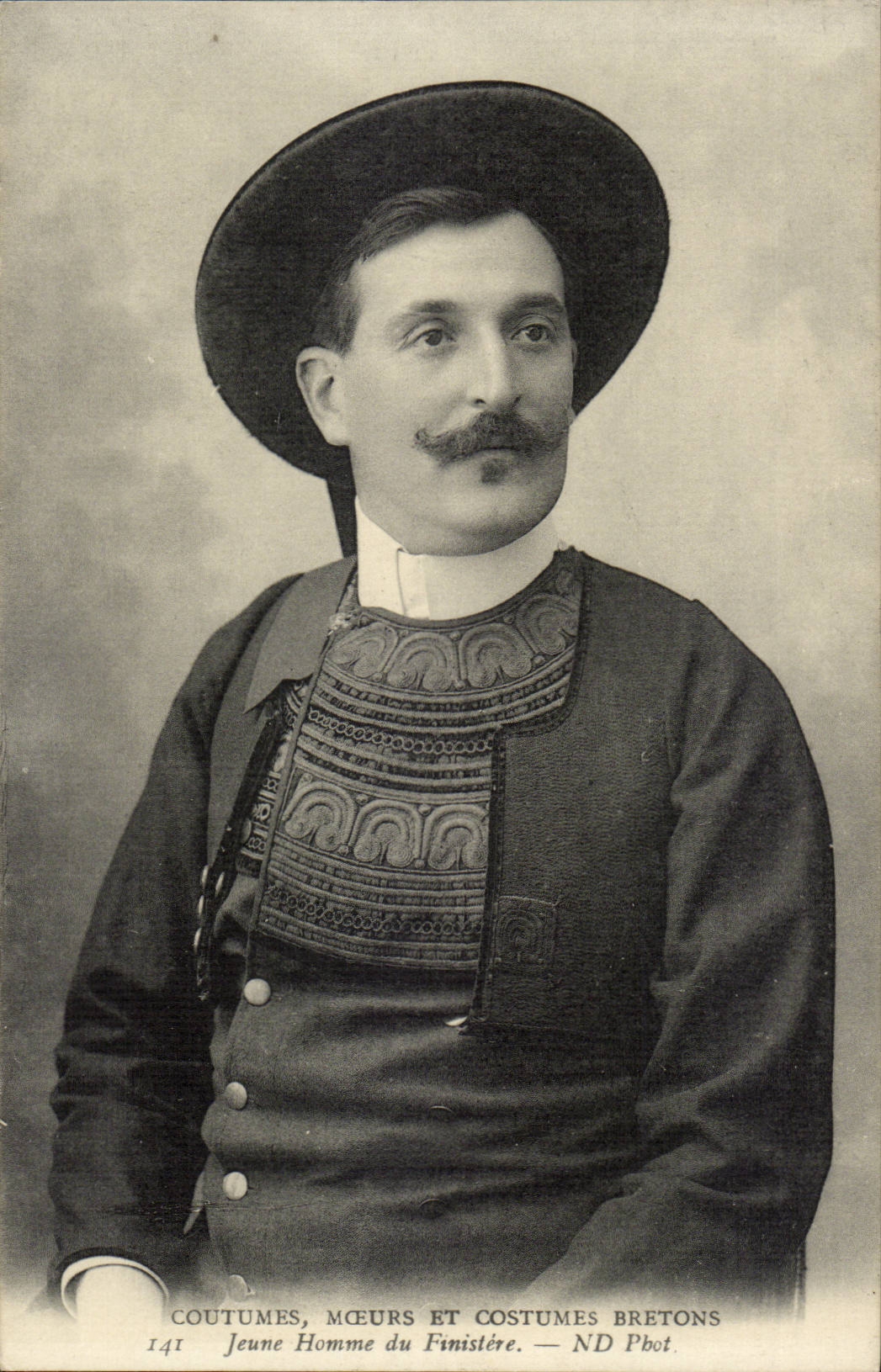 CPA Young man of Finistere Brittany (folklore costume)