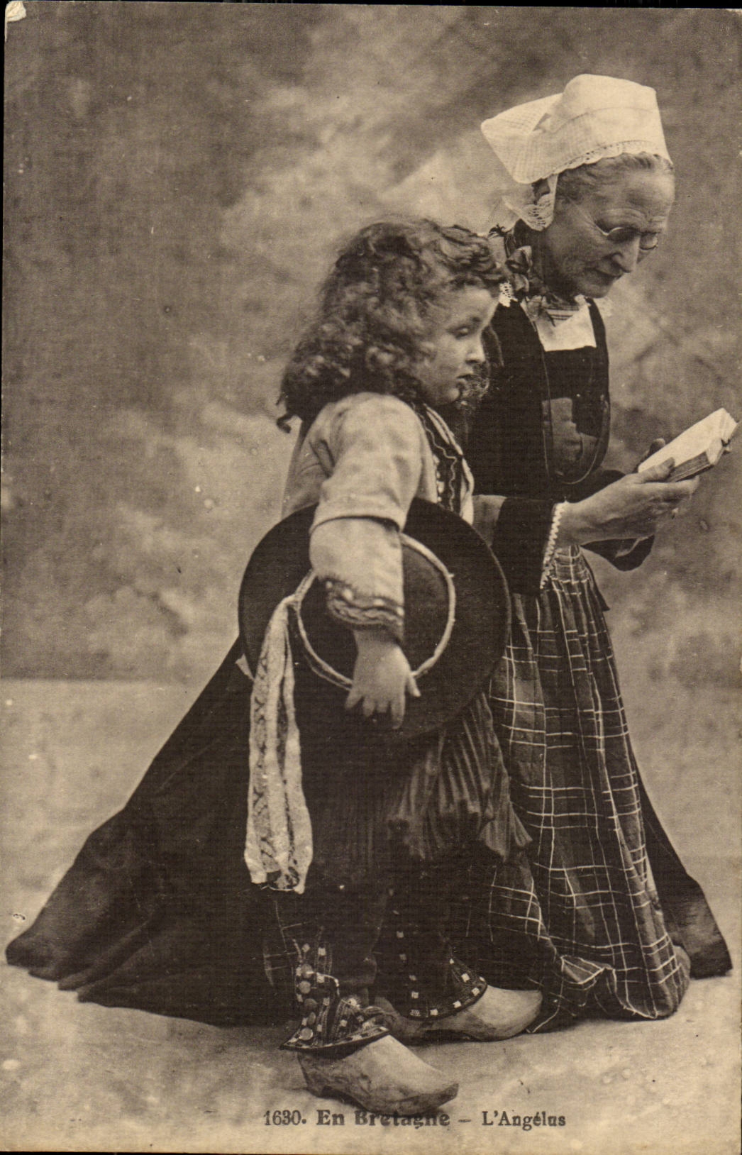 CPA the angelus Brittany (folklore costume)