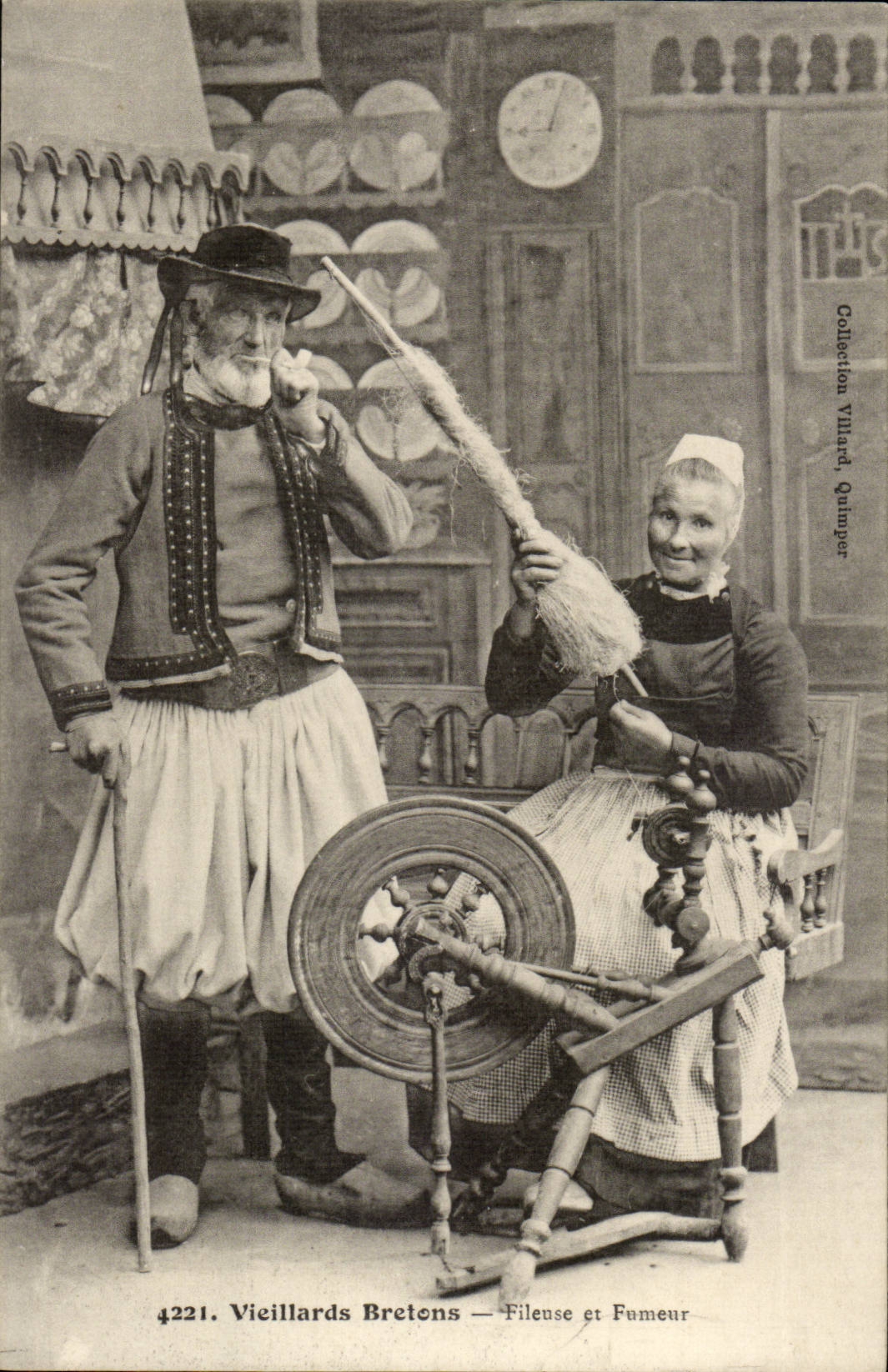 CPA Breton Old men Ropemaking machine and smoker Brittany (folklore costume ropemaking machine)