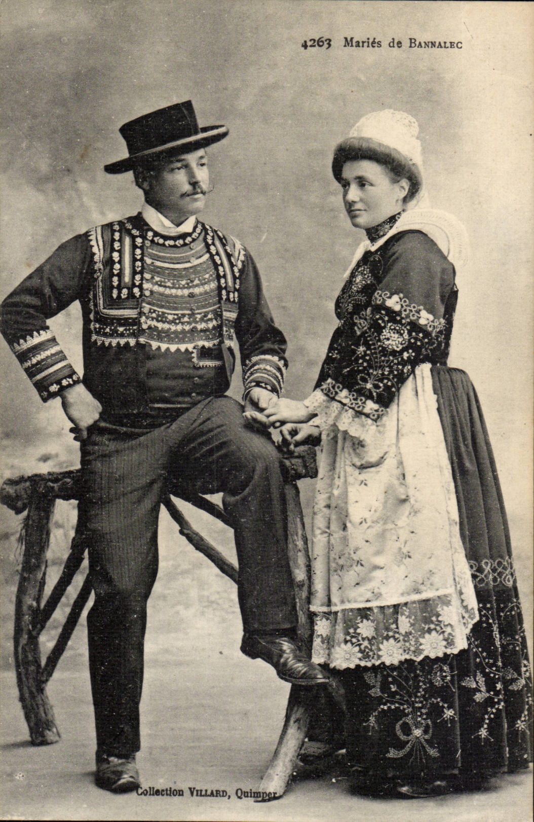CPA Marry of Bannalec Brittany (folklore costume)