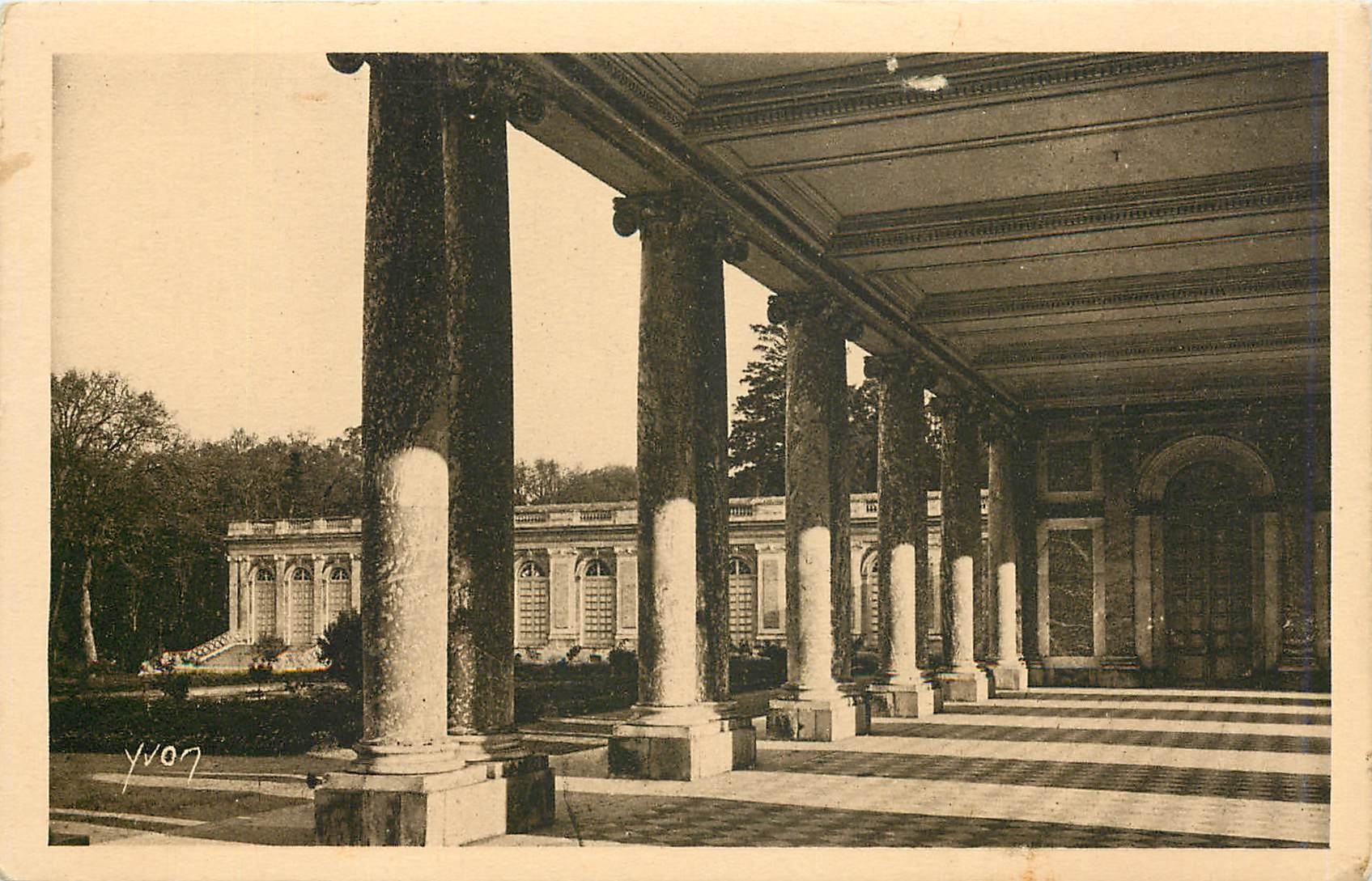 CPA Versailles Grand Trianon Le Peristyle 