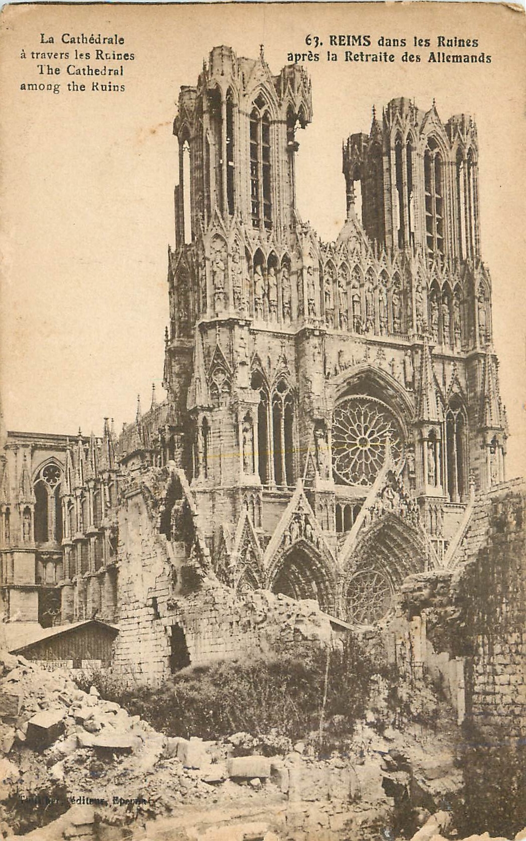 CPA Reims dans les Ruines apres la Retraite des Allemands 