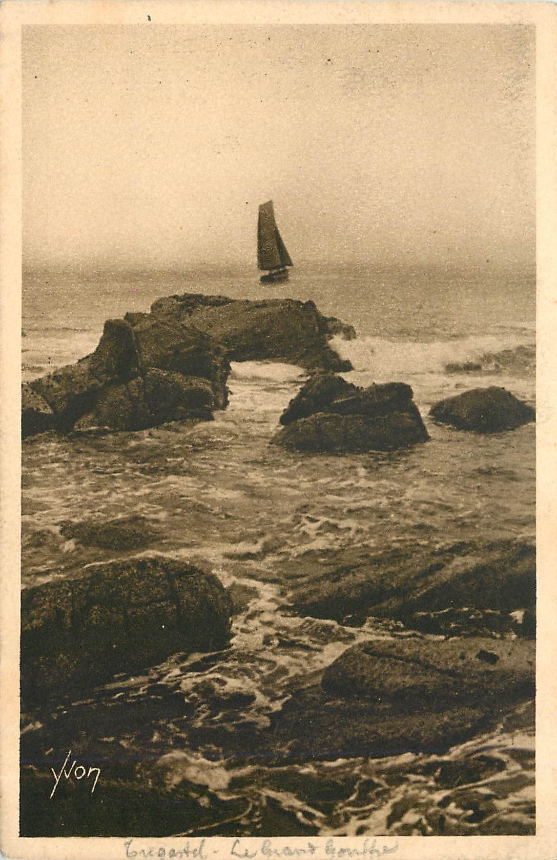 CPA Cote de Granit Tregastel Cotes du Nord Les Brisants du Grand Gouffre